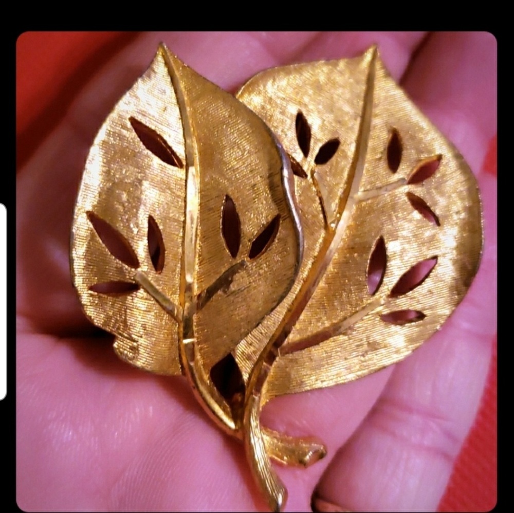 Vintage gold tone metal double leaf brooch pin